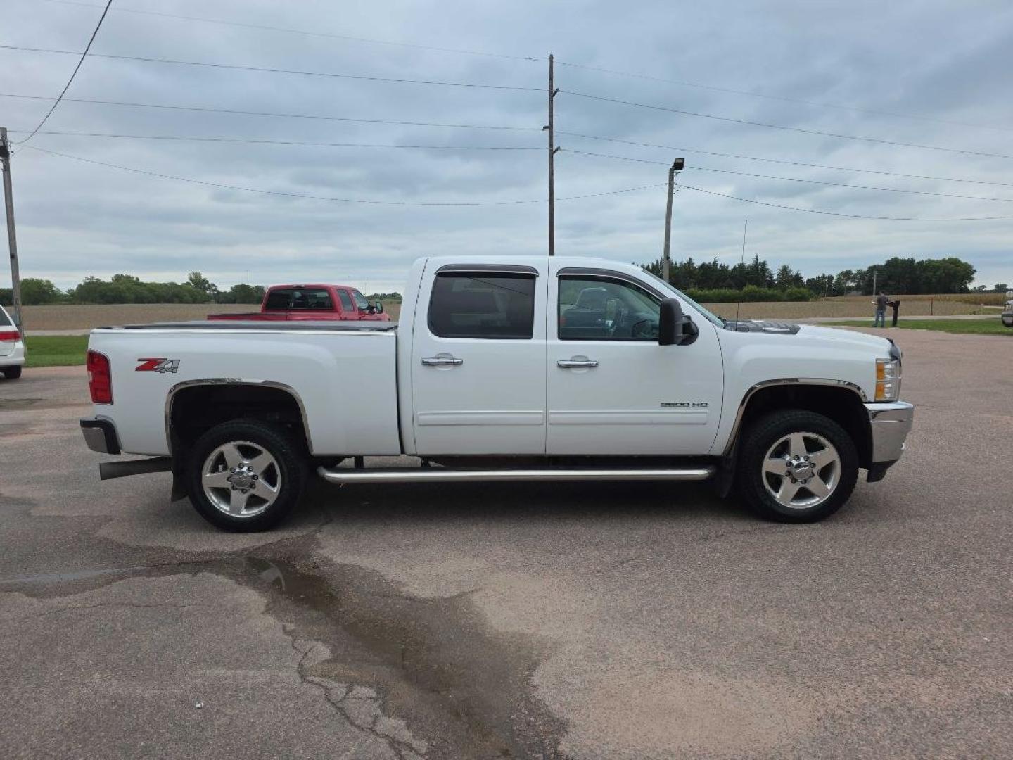 2014 WHITE CHEVROLET SILVERADO 2500 HEAVY DUTY LTZ (1GC1KYE80EF) with an 6.6L engine, Automatic transmission, located at 495 Old Highway 20 West, South Sioux City, NE, 68776, (402) 494-2677, 42.458408, -96.443512- Photo#2