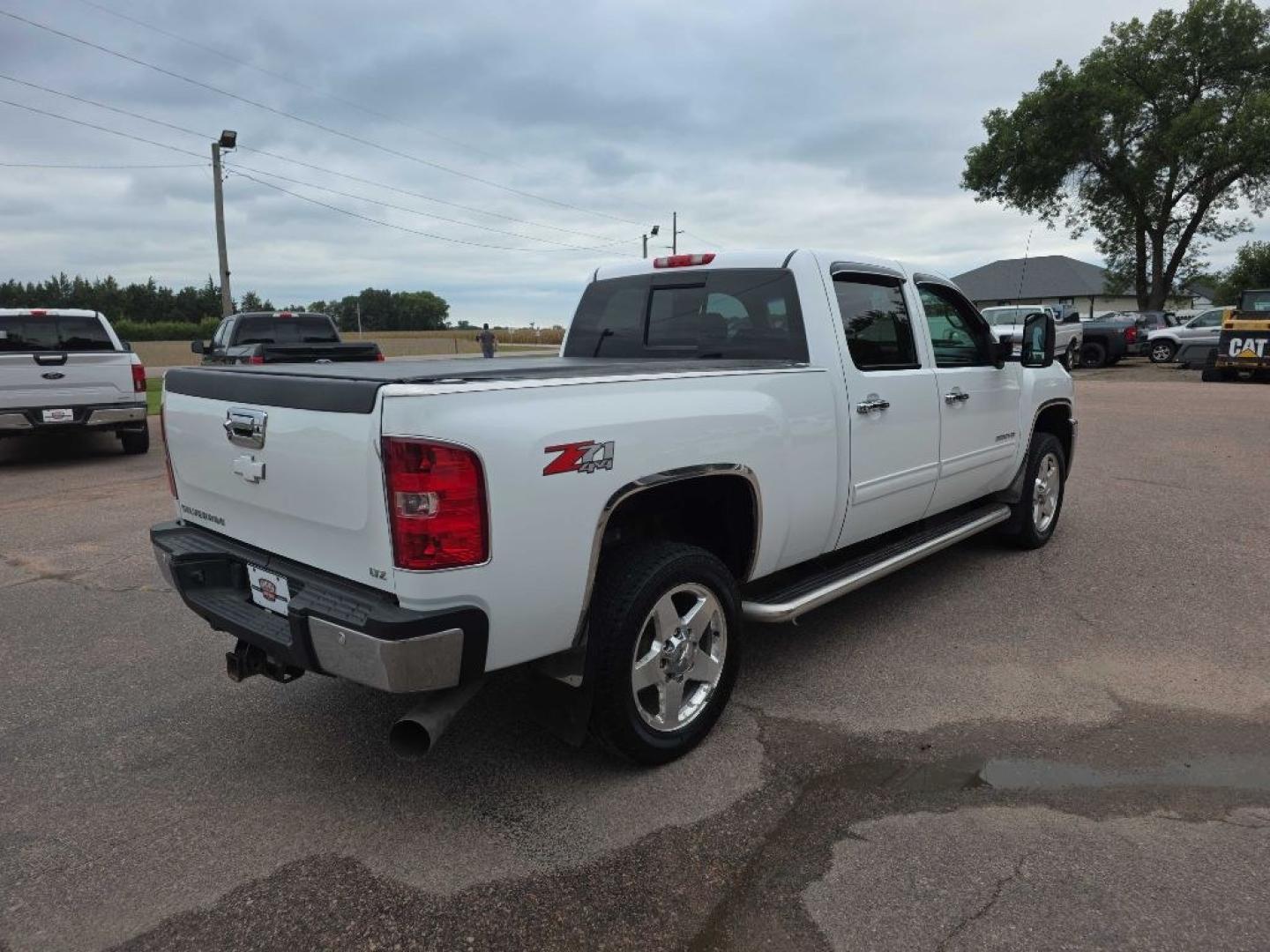 2014 WHITE CHEVROLET SILVERADO 2500 HEAVY DUTY LTZ (1GC1KYE80EF) with an 6.6L engine, Automatic transmission, located at 495 Old Highway 20 West, South Sioux City, NE, 68776, (402) 494-2677, 42.458408, -96.443512- Photo#3