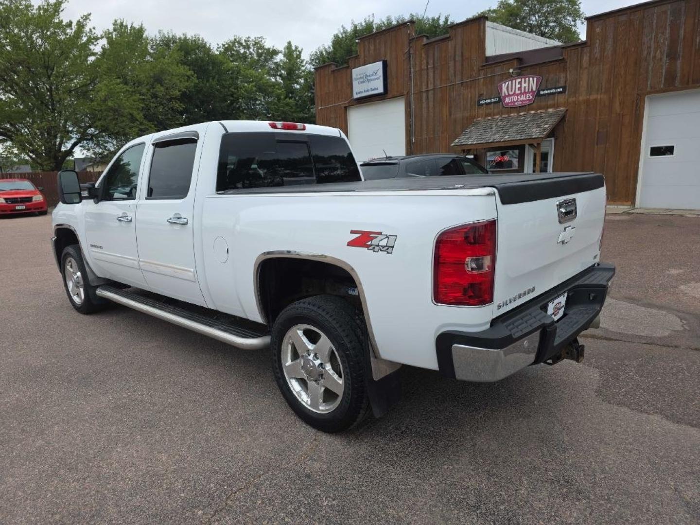 2014 WHITE CHEVROLET SILVERADO 2500 HEAVY DUTY LTZ (1GC1KYE80EF) with an 6.6L engine, Automatic transmission, located at 495 Old Highway 20 West, South Sioux City, NE, 68776, (402) 494-2677, 42.458408, -96.443512- Photo#4