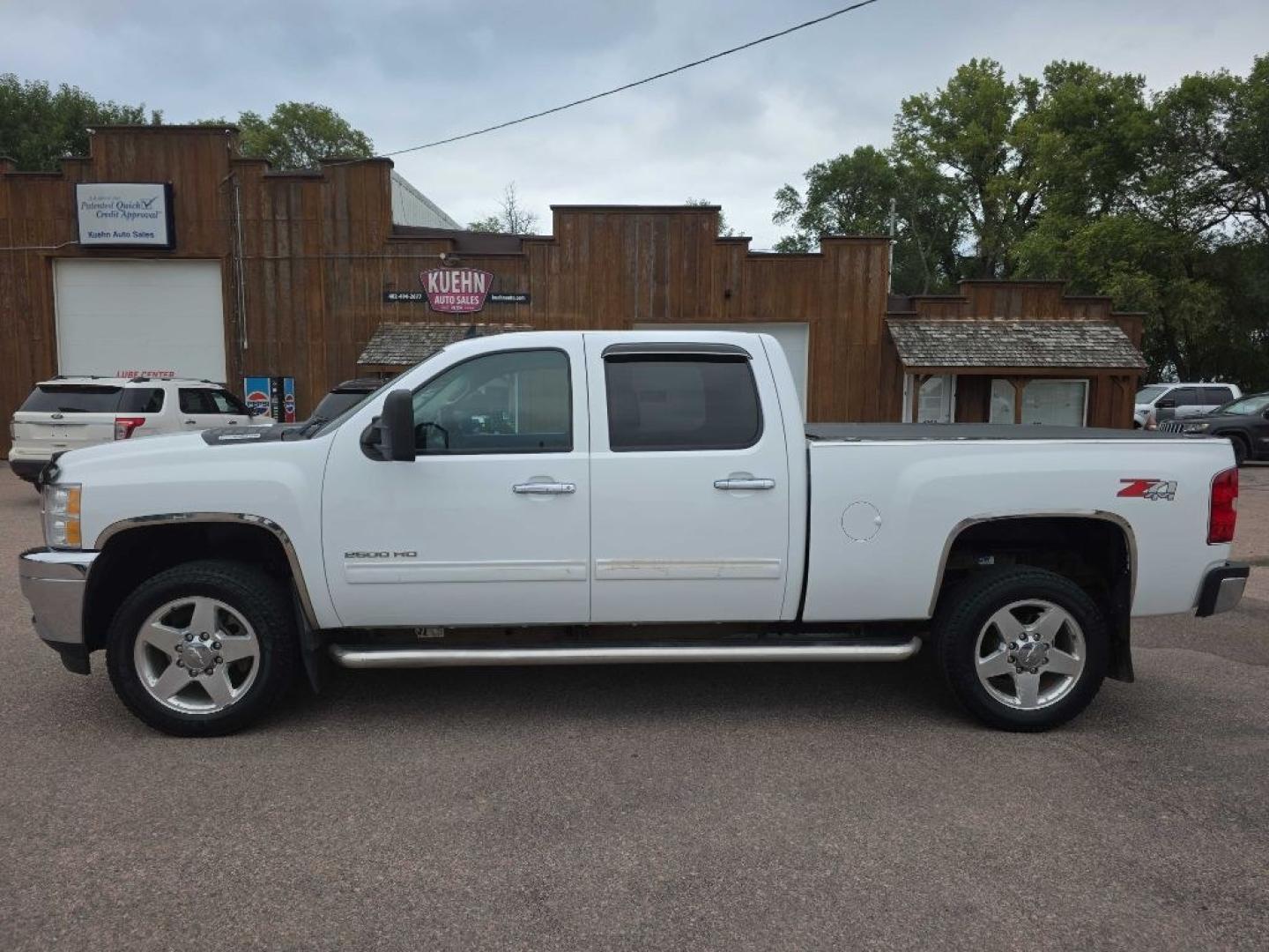 2014 WHITE CHEVROLET SILVERADO 2500 HEAVY DUTY LTZ (1GC1KYE80EF) with an 6.6L engine, Automatic transmission, located at 495 Old Highway 20 West, South Sioux City, NE, 68776, (402) 494-2677, 42.458408, -96.443512- Photo#5