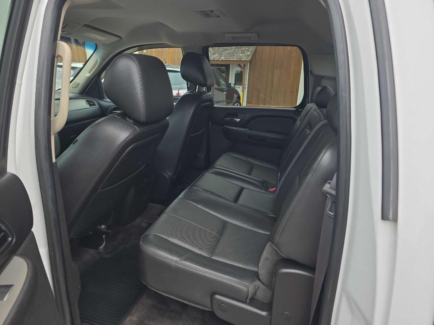 2014 WHITE CHEVROLET SILVERADO 2500 HEAVY DUTY LTZ (1GC1KYE80EF) with an 6.6L engine, Automatic transmission, located at 495 Old Highway 20 West, South Sioux City, NE, 68776, (402) 494-2677, 42.458408, -96.443512- Photo#6