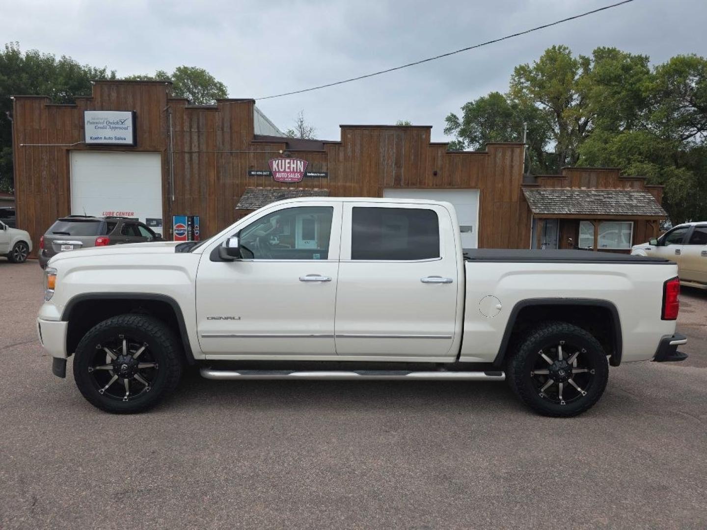 2014 WHITE GMC SIERRA 1500 DENALI (3GTU2WEJ5EG) with an 6.2L engine, Automatic transmission, located at 495 Old Highway 20 West, South Sioux City, NE, 68776, (402) 494-2677, 42.458408, -96.443512- Photo#1