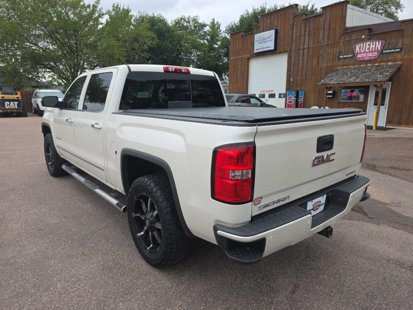 2014 WHITE GMC SIERRA 1500 DENALI (3GTU2WEJ5EG) with an 6.2L engine, Automatic transmission, located at 495 Old Highway 20 West, South Sioux City, NE, 68776, (402) 494-2677, 42.458408, -96.443512- Photo#2