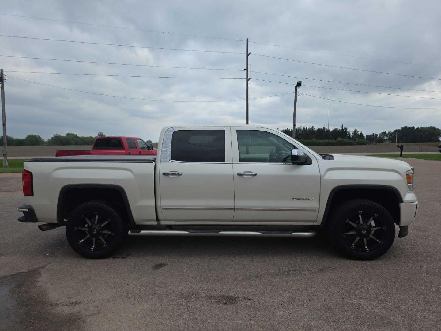 2014 WHITE GMC SIERRA 1500 DENALI (3GTU2WEJ5EG) with an 6.2L engine, Automatic transmission, located at 495 Old Highway 20 West, South Sioux City, NE, 68776, (402) 494-2677, 42.458408, -96.443512- Photo#4